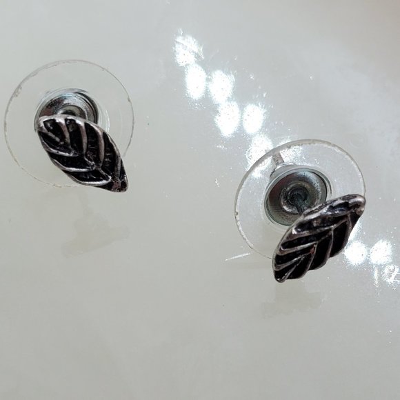 ๐ค BUNDLE TO SAVE ๐ค Torrid Silver-tone Engraved Leaf Stud Earrings - Picture 3 of 5